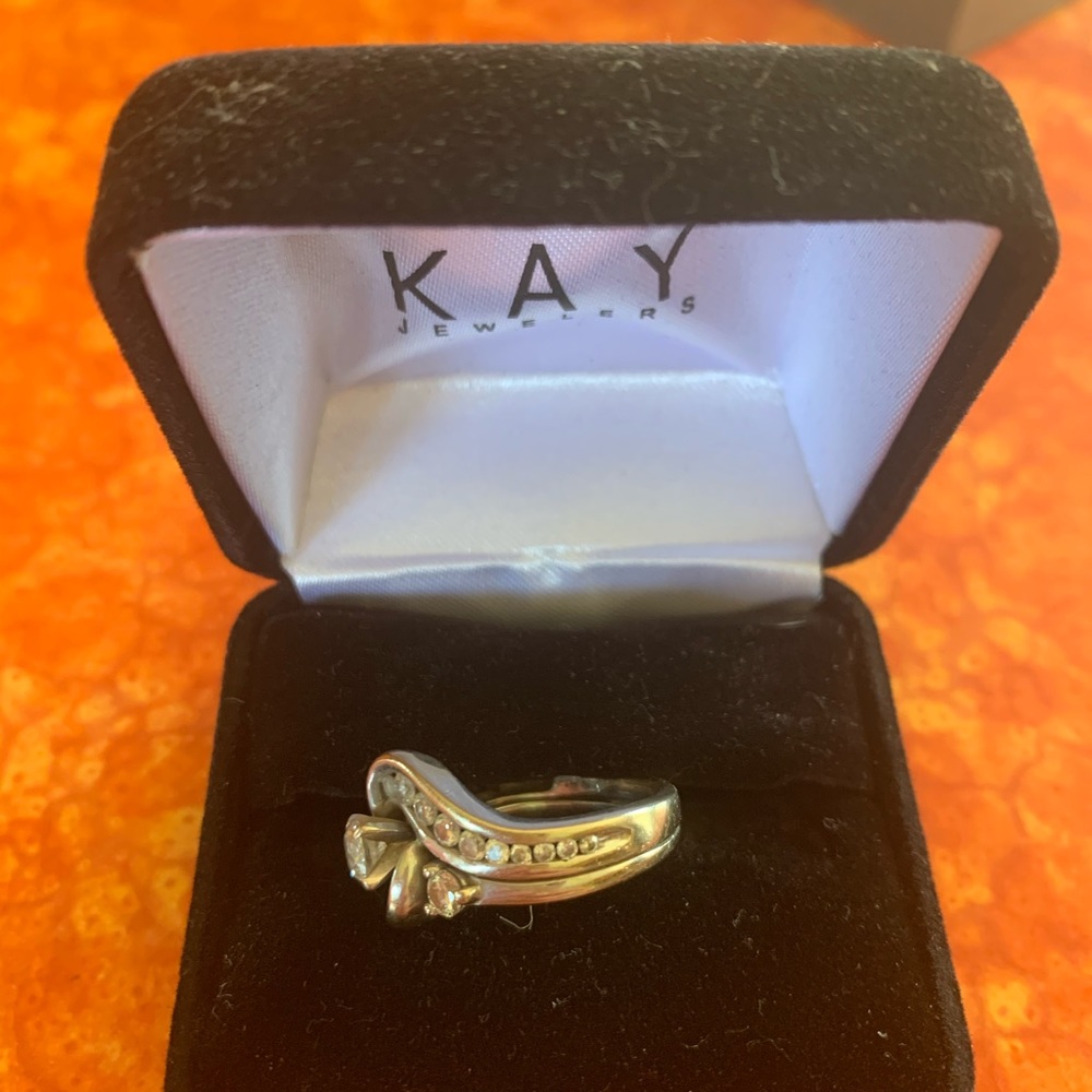 Engagement ring - Picture 2 of 3